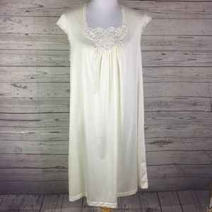 VTG Vanity Fair Ivory Sleeveless Lace Trim Nightgown